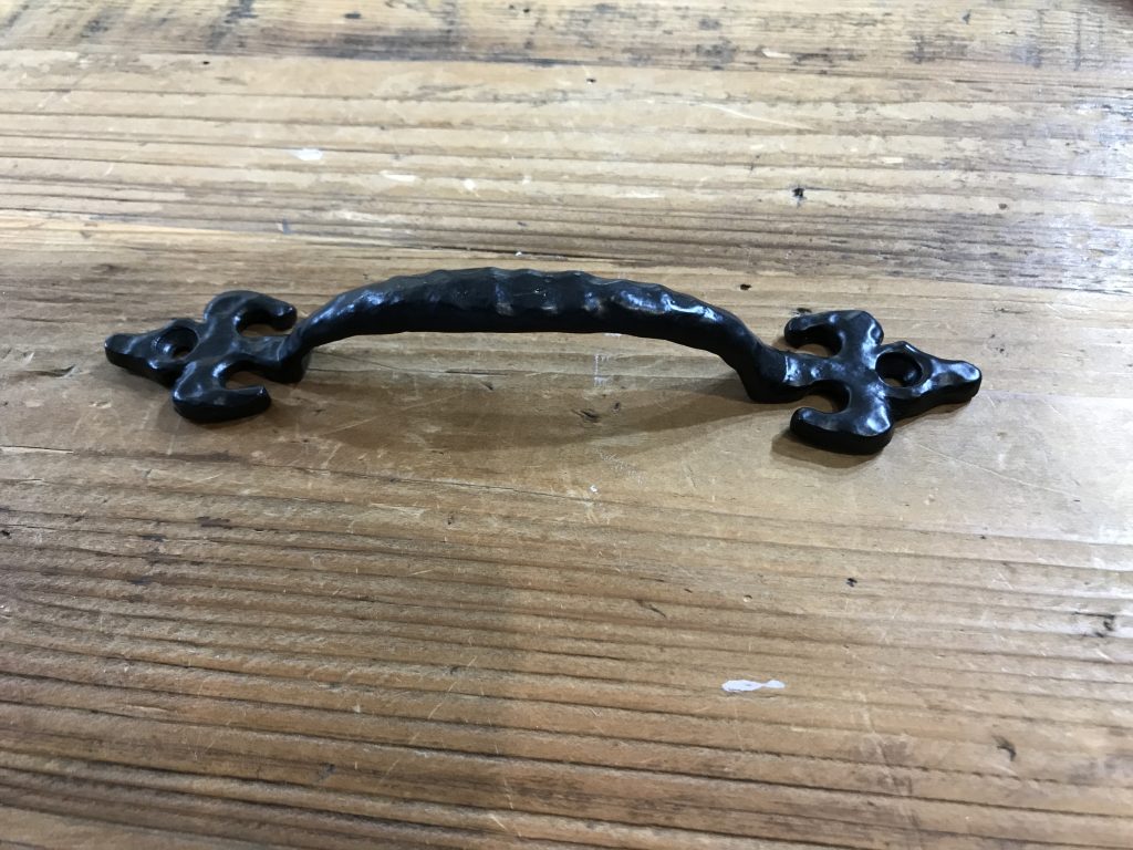 BLACK FILIGREE HANDLE LGE